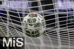 17.03.2025, Fussball, das FC Bayern Mnchen Legenden-Turnier FRANZ BECKENBAUER CUP, im SAP-Garden Mnchen. Championsleague Finale-Spielball von Adidas liegt auf dem Tornetz.  seine Gestaltung nimmt Bezug auf Mnchen als Tor zu den bayerischen Alpen, laut dem Hersteller. Der Ball wird geziert von grnen und kupferfarbenen Blockpaneelen, darin befinden sich einige der bekanntesten Symbole der bayrischen Landeshauptstadt - etwa die Alpen, Edelweiblumen oder der Englische Garten. Die Farben sind eine Anspielung auf die Dcher und Gebude Mnchens. Der Spielball der diesjhrigen Saison hat etliche technologische Innovationen, wie eine Prisma-Oberflche mit einem Prgemuster fr mehr Przision und Drall.