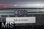 17.03.2025, Fussball, das FC Bayern Mnchen Legenden-Turnier FRANZ BECKENBAUER CUP, im SAP-Garden Mnchen. FC Bayern-Sponsor AUDI stellt sein E-Auto S6 etron im Innenraum aus. Das Firmenlogo, die vier Ringe von Audi  