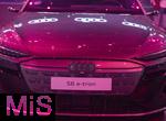 17.03.2025, Fussball, das FC Bayern Mnchen Legenden-Turnier FRANZ BECKENBAUER CUP, im SAP-Garden Mnchen. FC Bayern-Sponsor AUDI stellt sein E-Auto S6 etron im Innenraum aus. Das Firmenlogo, die vier Ringe von Audi spiegeln sich von der Werbefafel im Autolack.