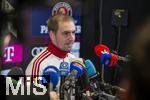 17.03.2025, Fussball, das FC Bayern Mnchen Legenden-Turnier FRANZ BECKENBAUER CUP, im SAP-Garden Mnchen. Philipp Lahm (Bayern Mnchen) beim Interview.