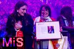17.03.2025, Fussball, das FC Bayern Mnchen Legenden-Turnier FRANZ BECKENBAUER CUP, im SAP-Garden Mnchen. Zuschauer zeigen einen Brief den sie persnlich von Franz Beckenbauer kurz vor seinem Tod bekommen haben,.