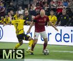 17.03.2025, Fussball, das FC Bayern Mnchen Legenden-Turnier FRANZ BECKENBAUER CUP, im SAP-Garden Mnchen. li: Moritz Leitner (Dortmund) gegen Arjen Robben (Bayern Mnchen)