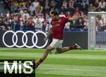17.03.2025, Fussball, das FC Bayern Mnchen Legenden-Turnier FRANZ BECKENBAUER CUP, im SAP-Garden Mnchen. Claudio Pizarro (Bayern Mnchen) Schuss.