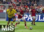 17.03.2025, Fussball, das FC Bayern Mnchen Legenden-Turnier FRANZ BECKENBAUER CUP, im SAP-Garden Mnchen. li: Patrick Owomoyela (Dortmund) gegen Diego Contento (Bayern Mnchen) 