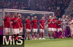 17.03.2025, Fussball, das FC Bayern Mnchen Legenden-Turnier FRANZ BECKENBAUER CUP, im SAP-Garden Mnchen. v.li: Mark van Bommel, Paulo Sergio mit Handy, Thomas Linke, Rafinha, Diego Contento, Lothar Matthus, Arjen Robben, Giovanne Elber, Franck Ribery, Hans Jrg Butt, Tom Starke, Philipp Lahm (alle Bayern Mnchen)