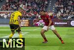 17.03.2025, Fussball, das FC Bayern Mnchen Legenden-Turnier FRANZ BECKENBAUER CUP, im SAP-Garden Mnchen. v.li: Sven Bender (Dortmund) gegen Claudio Pizarro (Bayern Mnchen).