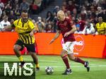 17.03.2025, Fussball, das FC Bayern Mnchen Legenden-Turnier FRANZ BECKENBAUER CUP, im SAP-Garden Mnchen. li: Patrick Owomoyela (Dortmund) gegen Arjen Robben (Bayern Mnchen) 