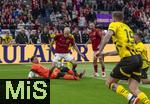 17.03.2025, Fussball, das FC Bayern Mnchen Legenden-Turnier FRANZ BECKENBAUER CUP, im SAP-Garden Mnchen. Arjen Robben (Bayern Mnchen) umspielt Torwart Roman Weidenfeller (Dortmund) und erzielt sein Tor.