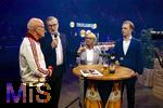 17.03.2025, Fussball, das FC Bayern Mnchen Legenden-Turnier FRANZ BECKENBAUER CUP, im SAP-Garden Mnchen. Franz Beckenbauer-Witwe Heidi Beckenbauer (2.v.re) mit Sohn Joel (re) und Vorstandsvorsitzender Jan-Christian Dreesen (2.v.li, FC Bayern Mnchen) mit Moderator Stefan Lehmann 