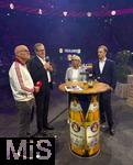 17.03.2025, Fussball, das FC Bayern Mnchen Legenden-Turnier FRANZ BECKENBAUER CUP, im SAP-Garden Mnchen. Franz Beckenbauer-Witwe Heidi Beckenbauer (2.v.re) mit Sohn Joel (re) und Vorstandsvorsitzender Jan-Christian Dreesen (2.v.li, FC Bayern Mnchen) mit Moderator Stefan Lehmann 