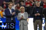 17.03.2025, Fussball, das FC Bayern Mnchen Legenden-Turnier FRANZ BECKENBAUER CUP, im SAP-Garden Mnchen. Franz Beckenbauer-Witwe Heidi Beckenbauer (mitte) mit Sohn Joel (li) und Prsident Herbert Hainer (FC Bayern) 