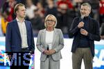 17.03.2025, Fussball, das FC Bayern Mnchen Legenden-Turnier FRANZ BECKENBAUER CUP, im SAP-Garden Mnchen. Franz Beckenbauer-Witwe Heidi Beckenbauer (mitte) mit Sohn Joel (li) und Prsident Herbert Hainer (FC Bayern) 
