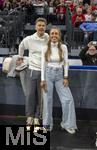 17.03.2025, Fussball, das FC Bayern Mnchen Legenden-Turnier FRANZ BECKENBAUER CUP, im SAP-Garden Mnchen. Promi-Gste am Rand, Wayne Carpendale mit Ehefrau Annemarie.