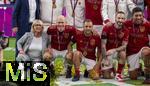 17.03.2025, Fussball, das FC Bayern Mnchen Legenden-Turnier FRANZ BECKENBAUER CUP, im SAP-Garden Mnchen. Siegerehrung des Turniersiegers FC Bayern Mnchen.  v.li: Franz Beckenbauer-Witwe Heidi Beckenbauer, Arjen Robben, Rafinha, Diego Contento, Giovane Elber.