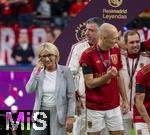 17.03.2025, Fussball, das FC Bayern Mnchen Legenden-Turnier FRANZ BECKENBAUER CUP, im SAP-Garden Mnchen. Franz Beckenbauer-Witwe Heidi Beckenbauer (li) bei der Siegerehrung mit Roy Makaay und Arjen Robben