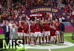 17.03.2025, Fussball, das FC Bayern Mnchen Legenden-Turnier FRANZ BECKENBAUER CUP, im SAP-Garden Mnchen. Siegerehrung des Turniersiegers FC Bayern Mnchen mit Joel Beckenbauer, Roy Makaay, Philipp Lahm, Claudio Pizarro, Raimond Aumann, Hans Jrg Butt, Thomas Linke, Tom Starke, Sebastian Rudy, Holger Badstuber, Prsident Herbert Hainer (FC Bayern). Franz Beckenbauer-Witwe Heidi Beckenbauer, Arjen Robben, Rafinha, Diego Contento, Giovane Elber, Franck Ribery, Paulo Sergio, Mark van Bommel.