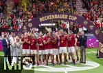 17.03.2025, Fussball, das FC Bayern Mnchen Legenden-Turnier FRANZ BECKENBAUER CUP, im SAP-Garden Mnchen. Siegerehrung des Turniersiegers FC Bayern Mnchen mit Joel Beckenbauer, Roy Makaay, Philipp Lahm, Claudio Pizarro, Raimond Aumann, Hans Jrg Butt, Thomas Linke, Tom Starke, Sebastian Rudy, Holger Badstuber, Prsident Herbert Hainer (FC Bayern). Franz Beckenbauer-Witwe Heidi Beckenbauer, Arjen Robben, Rafinha, Diego Contento, Giovane Elber, Franck Ribery, Paulo Sergio, Mark van Bommel. 