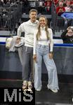 17.03.2025, Fussball, das FC Bayern Mnchen Legenden-Turnier FRANZ BECKENBAUER CUP, im SAP-Garden Mnchen. Promi-Gste am Rand, Wayne Carpendale mit Ehefrau Annemarie.