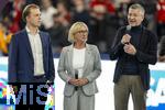 17.03.2025, Fussball, das FC Bayern Mnchen Legenden-Turnier FRANZ BECKENBAUER CUP, im SAP-Garden Mnchen. Franz Beckenbauer-Witwe Heidi Beckenbauer (mitte) mit Sohn Joel (li) und Prsident Herbert Hainer (FC Bayern)  