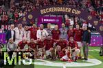 17.03.2025, Fussball, das FC Bayern Mnchen Legenden-Turnier FRANZ BECKENBAUER CUP, im SAP-Garden Mnchen. Siegerehrung des Turniersiegers FC Bayern Mnchen.  hi.v.li: Joel Beckenbauer, Roy Makaay, Philipp Lahm, Claudio Pizarro, Raimond Aumann, Hans Jrg Butt, Thomas Linke, Tom Starke, Sebastian Rudy, Holger Badstuber, Prsident Herbert Hainer (FC Bayern). unten v.li: Franz Beckenbauer-Witwe Heidi Beckenbauer, Arjen Robben, Rafinha, Diego Contento, Giovane Elber, Franck Ribery, Paulo Sergio, Mark van Bommel.