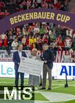 17.03.2025, Fussball, das FC Bayern Mnchen Legenden-Turnier FRANZ BECKENBAUER CUP, im SAP-Garden Mnchen. Franz Beckenbauer-Witwe Heidi Beckenbauer (mitte) mit Sohn Joel (li) und Prsident Herbert Hainer (FC Bayern) mit dem 75000 Euro Scheck fr die Franz Beckenbauer Stiftung.