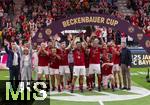 17.03.2025, Fussball, das FC Bayern Mnchen Legenden-Turnier FRANZ BECKENBAUER CUP, im SAP-Garden Mnchen. Siegerehrung des Turniersiegers FC Bayern Mnchen mit Joel Beckenbauer, Roy Makaay, Philipp Lahm, Claudio Pizarro, Raimond Aumann, Hans Jrg Butt, Thomas Linke, Tom Starke, Sebastian Rudy, Holger Badstuber, Prsident Herbert Hainer (FC Bayern). Franz Beckenbauer-Witwe Heidi Beckenbauer, Arjen Robben, Rafinha, Diego Contento, Giovane Elber, Franck Ribery, Paulo Sergio, Mark van Bommel. 