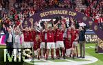 17.03.2025, Fussball, das FC Bayern Mnchen Legenden-Turnier FRANZ BECKENBAUER CUP, im SAP-Garden Mnchen. Siegerehrung des Turniersiegers FC Bayern Mnchen mit Joel Beckenbauer, Roy Makaay, Philipp Lahm, Claudio Pizarro, Raimond Aumann, Hans Jrg Butt, Thomas Linke, Tom Starke, Sebastian Rudy, Holger Badstuber, Prsident Herbert Hainer (FC Bayern). Franz Beckenbauer-Witwe Heidi Beckenbauer, Arjen Robben, Rafinha, Diego Contento, Giovane Elber, Franck Ribery, Paulo Sergio, Mark van Bommel. 