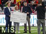 17.03.2025, Fussball, das FC Bayern Mnchen Legenden-Turnier FRANZ BECKENBAUER CUP, im SAP-Garden Mnchen. Franz Beckenbauer-Witwe Heidi Beckenbauer (mitte) mit Sohn Joel (li) und Prsident Herbert Hainer (FC Bayern) mit dem 75000 Euro Scheck fr die Franz Beckenbauer Stiftung.