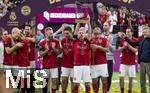 17.03.2025, Fussball, das FC Bayern Mnchen Legenden-Turnier FRANZ BECKENBAUER CUP, im SAP-Garden Mnchen. Siegerehrung des Turniersiegers FC Bayern Mnchen mit Joel Beckenbauer, Roy Makaay, Philipp Lahm, Claudio Pizarro, Raimond Aumann, Hans Jrg Butt, Thomas Linke, Tom Starke, Sebastian Rudy, Holger Badstuber, Prsident Herbert Hainer (FC Bayern). Arjen Robben, Rafinha, Diego Contento, Giovane Elber, Franck Ribery, Paulo Sergio, Mark van Bommel. 