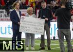 17.03.2025, Fussball, das FC Bayern Mnchen Legenden-Turnier FRANZ BECKENBAUER CUP, im SAP-Garden Mnchen. Franz Beckenbauer-Witwe Heidi Beckenbauer (mitte) mit Sohn Joel (li) und Prsident Herbert Hainer (FC Bayern) mit dem 75000 Euro Scheck fr die Franz Beckenbauer Stiftung.