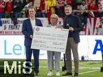 17.03.2025, Fussball, das FC Bayern Mnchen Legenden-Turnier FRANZ BECKENBAUER CUP, im SAP-Garden Mnchen. Franz Beckenbauer-Witwe Heidi Beckenbauer (mitte) mit Sohn Joel (li) und Prsident Herbert Hainer (FC Bayern) mit dem 75000 Euro Scheck fr die Franz Beckenbauer Stiftung.