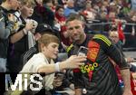 17.03.2025, Fussball, das FC Bayern Mnchen Legenden-Turnier FRANZ BECKENBAUER CUP, im SAP-Garden Mnchen. Torwart Maarten Stekelenburg (Ajax Amsterdam) bei den Fans 