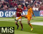 17.03.2025, Fussball, das FC Bayern Mnchen Legenden-Turnier FRANZ BECKENBAUER CUP, im SAP-Garden Mnchen. v.li: Arjen Robben (Bayern Mnchen) gegen Pepe (Real Madrid).