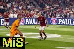 17.03.2025, Fussball, das FC Bayern Mnchen Legenden-Turnier FRANZ BECKENBAUER CUP, im SAP-Garden Mnchen. v.re: Arjen Robben (Bayern Mnchen) gegen Pepe (Real Madrid).