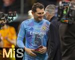 17.03.2025, Fussball, das FC Bayern Mnchen Legenden-Turnier FRANZ BECKENBAUER CUP, im SAP-Garden Mnchen. v.li: Torwart Iker Casillas (Real Madrid) mit Prsident Herbert Hainer (FC Bayern).