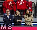 17.03.2025, Fussball, das FC Bayern Mnchen Legenden-Turnier FRANZ BECKENBAUER CUP, im SAP-Garden Mnchen. mitte: Ehefrau von Arjen Robben, Bernadien Eillert.