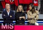 17.03.2025, Fussball, das FC Bayern Mnchen Legenden-Turnier FRANZ BECKENBAUER CUP, im SAP-Garden Mnchen. mitte: Ehefrau von Arjen Robben, Bernadien Eillert.