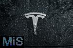18.03.2025, Symbolbild TESLA in Turbulenzen, Mindelheim im Unterallgu, Eiskristalle auf Tesla-Logo auf der Motorhaube des E-Autos  