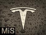 18.03.2025, Symbolbild TESLA in Turbulenzen, Mindelheim im Unterallgu, Regentropfen auf Tesla-Logo auf der Motorhaube des E-Autos  