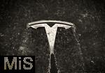 18.03.2025, Symbolbild TESLA in Turbulenzen, Mindelheim im Unterallgu, Schmutz rinnt an einem Tesla-Logo auf der Motorhaube des E-Autos hinunter. 