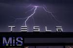 18.03.2025, Symbolbild TESLA in Turbulenzen, Tesla-Schriftzug im Blitzgewitter (Bildmontage) 