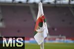 04.04.2025, Fussball 1. Bundesliga 2024/2025, 28. Spieltag, FC Augsburg - FC Bayern Mnchen, in der WWK-Arena Augsburg, Eckfahne Stadion Innenansicht Feature
 

