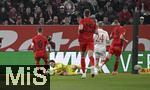 04.04.2025, Fussball 1. Bundesliga 2024/2025, 28. Spieltag, FC Augsburg - FC Bayern Mnchen, in der WWK-Arena Augsburg, Torwart Jonas Kurt Urbig (Bayern Mnchen) hlt den Ball
 

