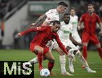 04.04.2025, Fussball 1. Bundesliga 2024/2025, 28. Spieltag, FC Augsburg - FC Bayern Mnchen, in der WWK-Arena Augsburg, (L-R) Leroy Sane (Bayern Mnchen) gegen Kristijan Jakic (FC Augsburg)
 

