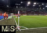 04.04.2025, Fussball 1. Bundesliga 2024/2025, 28. Spieltag, FC Augsburg - FC Bayern Mnchen, in der WWK-Arena Augsburg, Luftballons in den Vereinsfarben von FC Augsburg sind um die Eckfahne gewickelt
 

