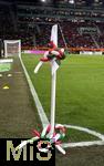 04.04.2025, Fussball 1. Bundesliga 2024/2025, 28. Spieltag, FC Augsburg - FC Bayern Mnchen, in der WWK-Arena Augsburg, Luftballons in den Vereinsfarben von FC Augsburg sind um die Eckfahne gewickelt
 

