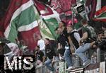 04.04.2025, Fussball 1. Bundesliga 2024/2025, 28. Spieltag, FC Augsburg - FC Bayern Mnchen, in der WWK-Arena Augsburg, die FC Augsburg Fans feuern ihr Team an
 


