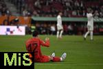 04.04.2025, Fussball 1. Bundesliga 2024/2025, 28. Spieltag, FC Augsburg - FC Bayern Mnchen, in der WWK-Arena Augsburg, Jamal Musiala (Bayern Mnchen) sitzt am Boden
 

