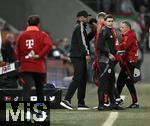 04.04.2025, Fussball 1. Bundesliga 2024/2025, 28. Spieltag, FC Augsburg - FC Bayern Mnchen, in der WWK-Arena Augsburg, Trainer Vincent Kompany (Bayern Mnchen) trstet den enttuscht Jamal Musiala (Bayern Mnchen) der verletzt vom Platz gehen muss
 


