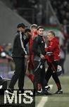04.04.2025, Fussball 1. Bundesliga 2024/2025, 28. Spieltag, FC Augsburg - FC Bayern Mnchen, in der WWK-Arena Augsburg, Trainer Vincent Kompany (Bayern Mnchen) trstet den enttuscht Jamal Musiala (Bayern Mnchen) der verletzt vom Platz gehen muss
 

